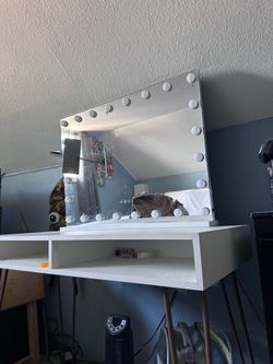 White Vanity Desk w/Hollywood Mirror and Lights