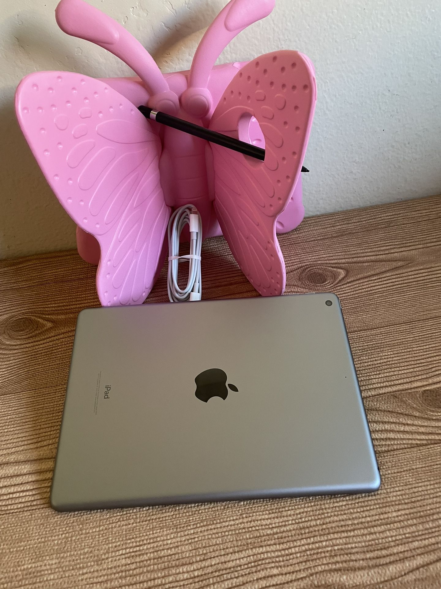 Apple iPad 6th Generation 32GB With kids case pink butterfly and Pencil