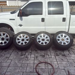 Rims 20”  Ford 8 Lóg $250  Tire No Good  Las Gomas No Están Buena $250 