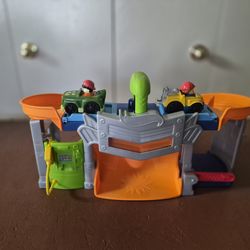 Fisher Price Little People Hot Wheels Wheelies Racetrack