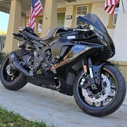 2023 Yamaha YZF-R1 300 Miles, Like New