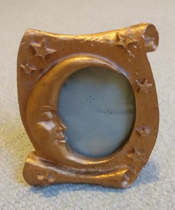 BRAND NEW VINTAGE CELESTIAL CRESCENT MOON WITH STARS GOLD RESIN OVAL PICTURE FRAME 3" x 3"