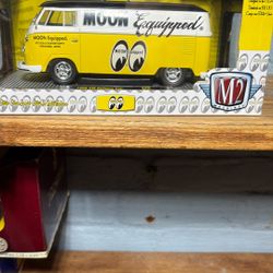 M2 Machines Moon 1960 VW Delivery Van S29 Moon Equipped 1:24 Chase / 500