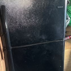 FRIGDAIRE REFRIGERATOR 