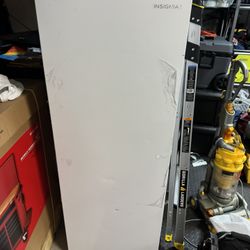 Insignia Garage freezer 7 Cu Ft Upright 