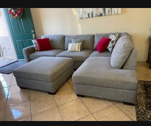 DELIVERY AVAILABLE 🚛! Gorgeous grey sectional couch from COSTCO LIKE NEW