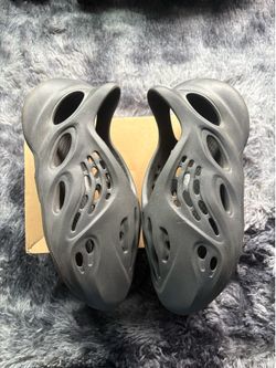 Yeezy foam runners onyx size 12