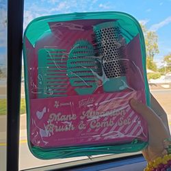 Blue Set Includes: 1x Shower Comb For Detailing Wet Or Dry Hair, 1x Vented Hair Brush For quick Drying And Frizz-free Styling, 1 X Round Brush 