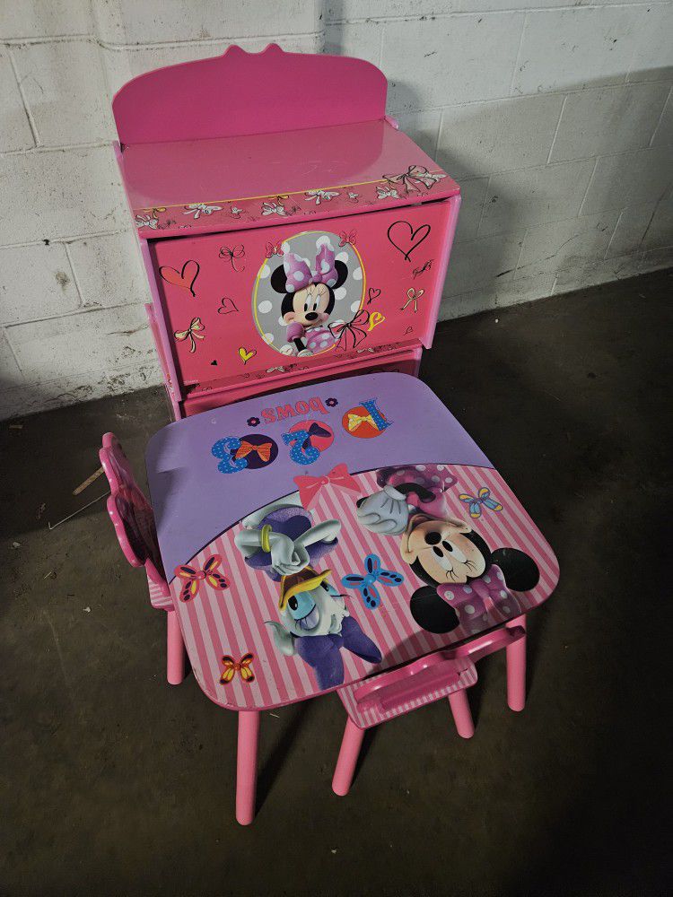 Minnimouse Table/chairs/2 Toy Boxes