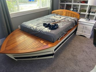 Full size solid hardwood boat bed with twin trundle and decorations