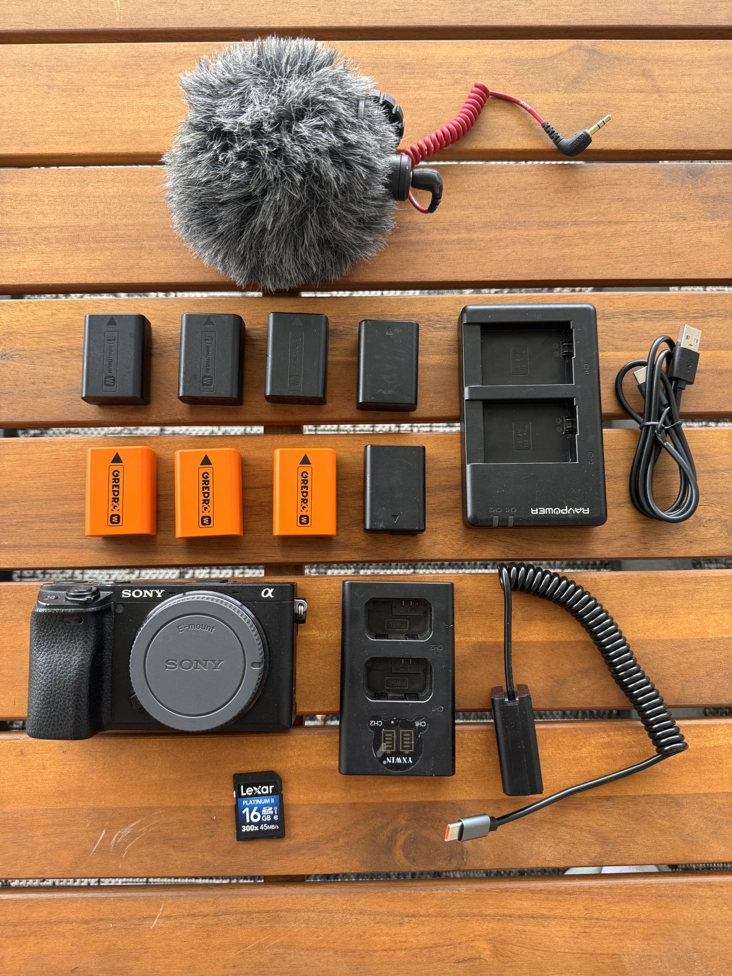 Sony A6400 (only 3655 Shutter Count) + Extra Batteries And mic