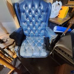 VINTAGE BLUE CHAIR 