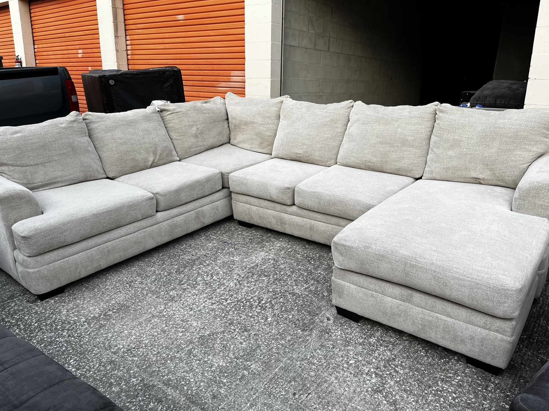 Beautiful Rooms to Go Sectional Couch. Delivery Available, Great Condition!