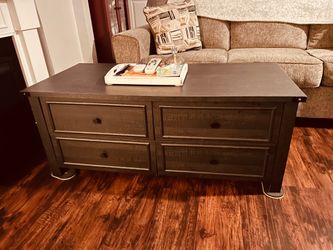 Beautiful coffee table 125. I live in a Chalmette area. It’s like brand new.