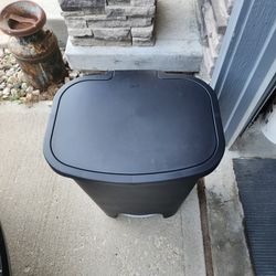 Glad Black Step Trash Can