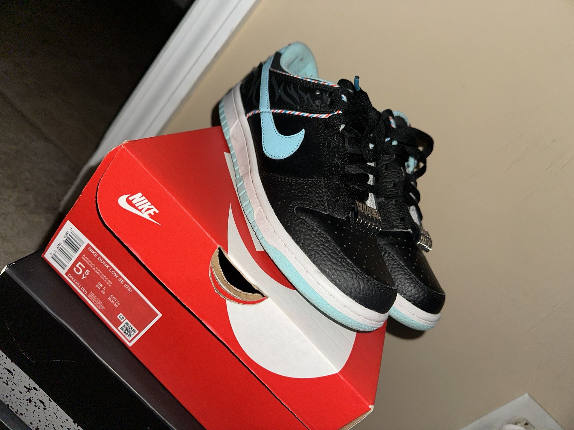 Mike Dunks Low SE GS Barbershop