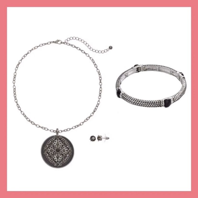 NWT Womens Color 2Pc Jewelry Set