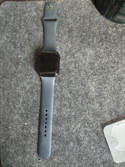 Apple Watch 8 - 45mm (w charger)