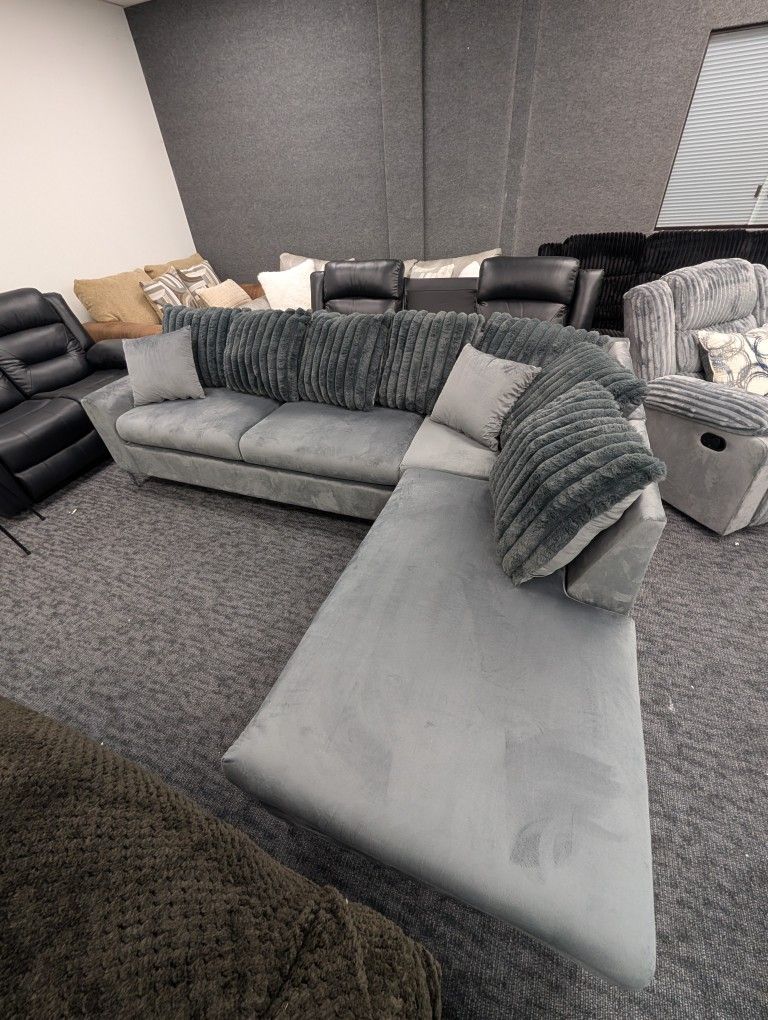 Chriz Modren Sectional w Pillows