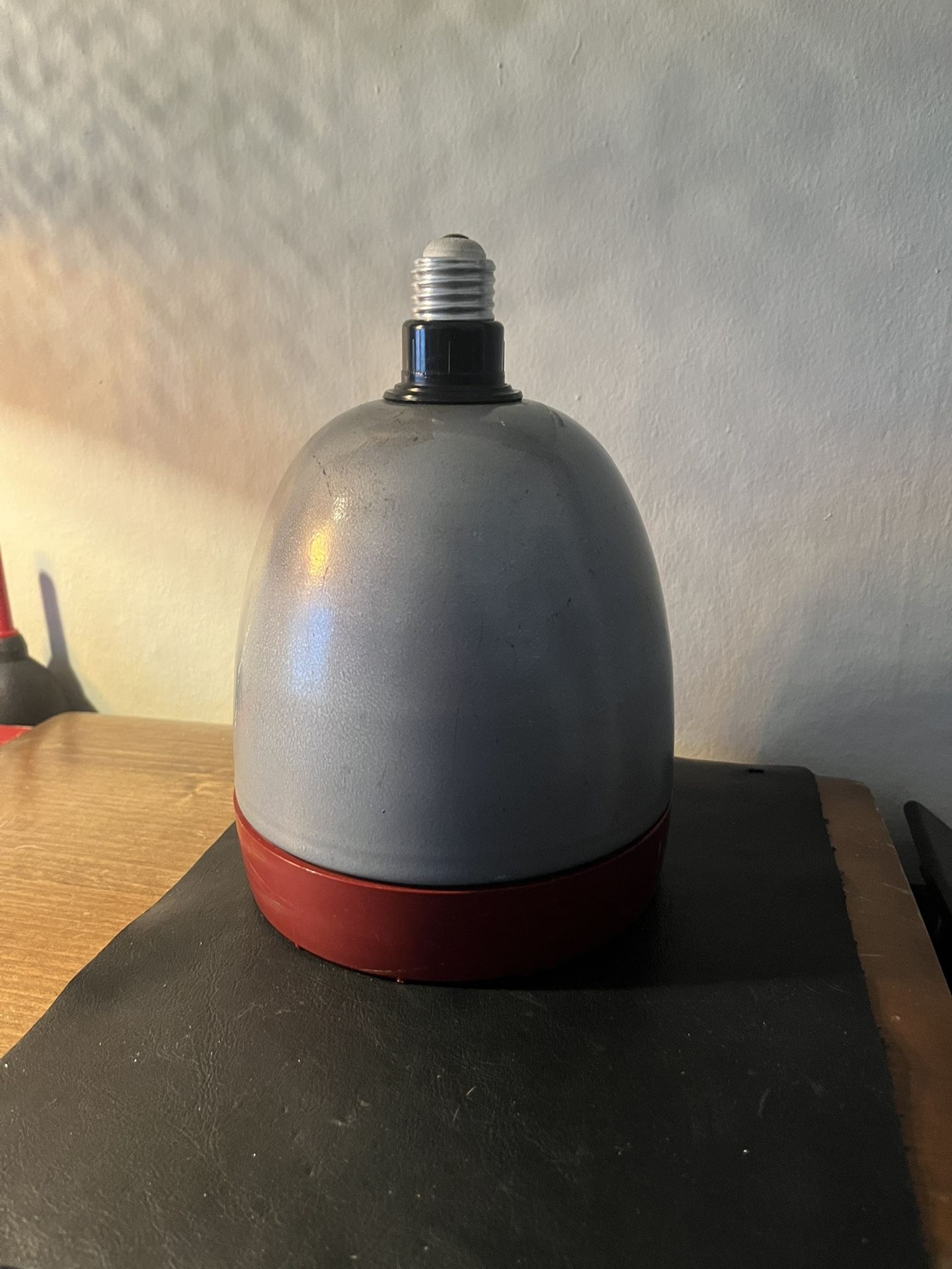 Kodak Safelight w/ Kodak #3 Filter - Screw-in Model (Darkroom Photography)