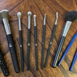 •Random Pack Of 10 Brand New Make Up Brushes