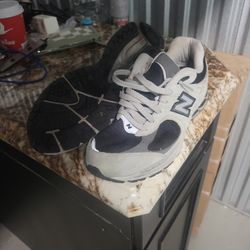 Earth Tone  MENS NEW BALANCE SIZE 8