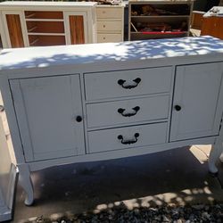 Dresser/cabinet
