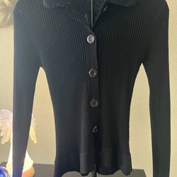 Women’s Top/ Guess Sweater/ Amazing Condition/Great Price