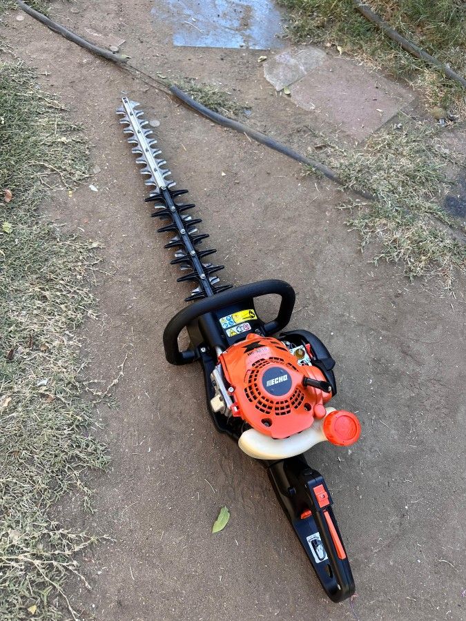 ECHO
28 in. Double Reciprocating Blade 21.2 cc Gas 2-Stroke X Series Pro Commercial Grade Hedge Trimmer and 3 Position Handle.