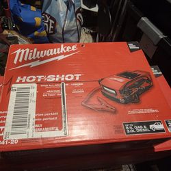 Milwaukee M18 Milwaukee
M18 HOTSHOT Jump Starter 