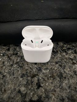 Apple AirPods (1st generation) with Charging Case