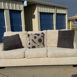 FREE DELIVERY 🚚🚛🚚 Beautiful Couch
