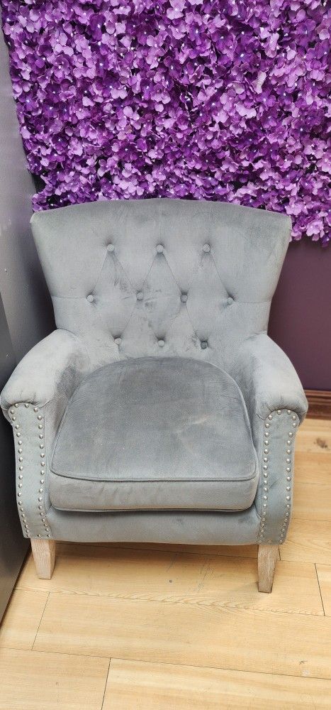 Grey Tufted  Hair