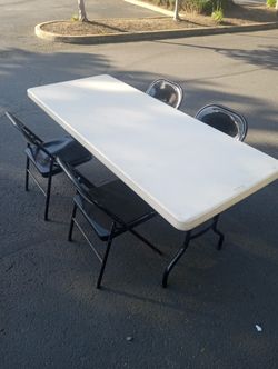Nice Game Table w 4 Chairs