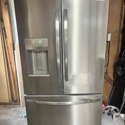 Frigidaire 27.8-cu ft French Door Refrigerator with Ice Maker ENERGY STAR