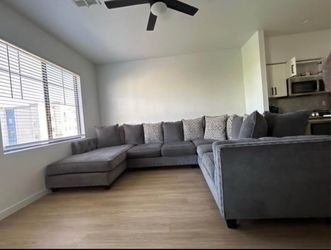 Modern Gray Sectional Couch – Excellent Condition