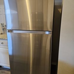 SAMSUNG REFRIGERATOR 20.1 - LIKE NEW