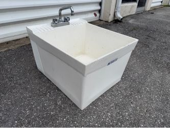 Utilatub Utility Thermoplastic Laundry Tub Garage Work Shop Sink with Faucet! Good condition!  24x20x16in