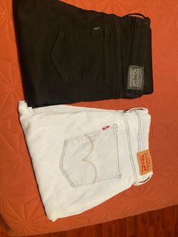 Womenβs Leviβs size 32
