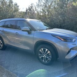 2022 Toyota Highlander ( Like New )