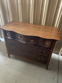Wooden Antique 4-drawer dresser