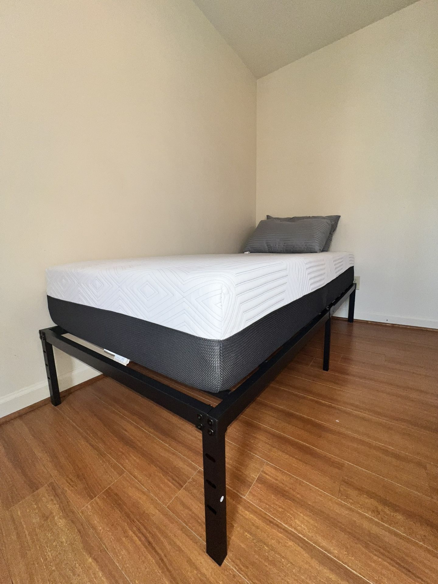 USED TWIN MATTRESS SET