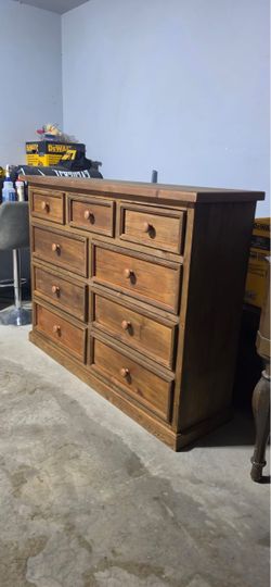 Dresser 9 Drawer Wood. Color Dark Walnut