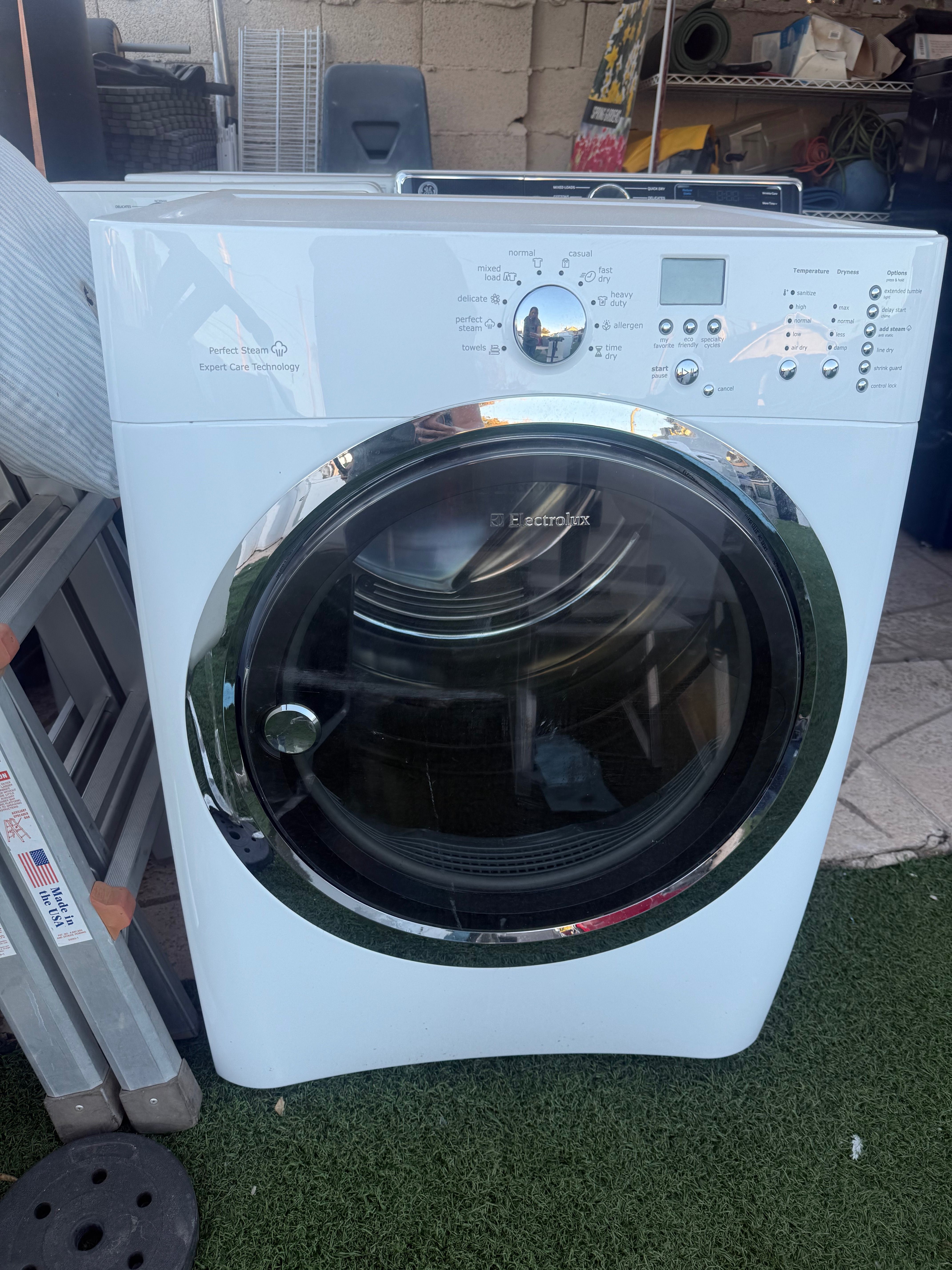 ELECTROLUX GAS DRYER 8.0 CUFT / STACKALE OPTION