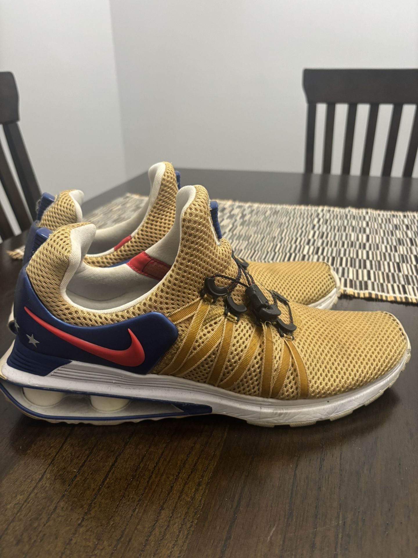 Men’s Nike Shox Gravity World Cup Gold Size 11