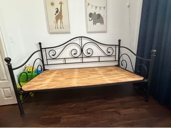 Twin size - Day bed with trundle