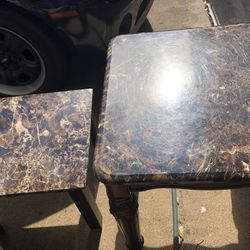 2 End Table En Buenas Condiciones 