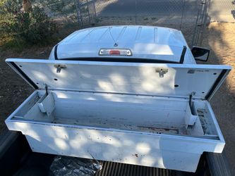 Truck bed tool box