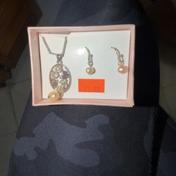 Avon Genuine Freshwater Pearl Pendant And Earring Set