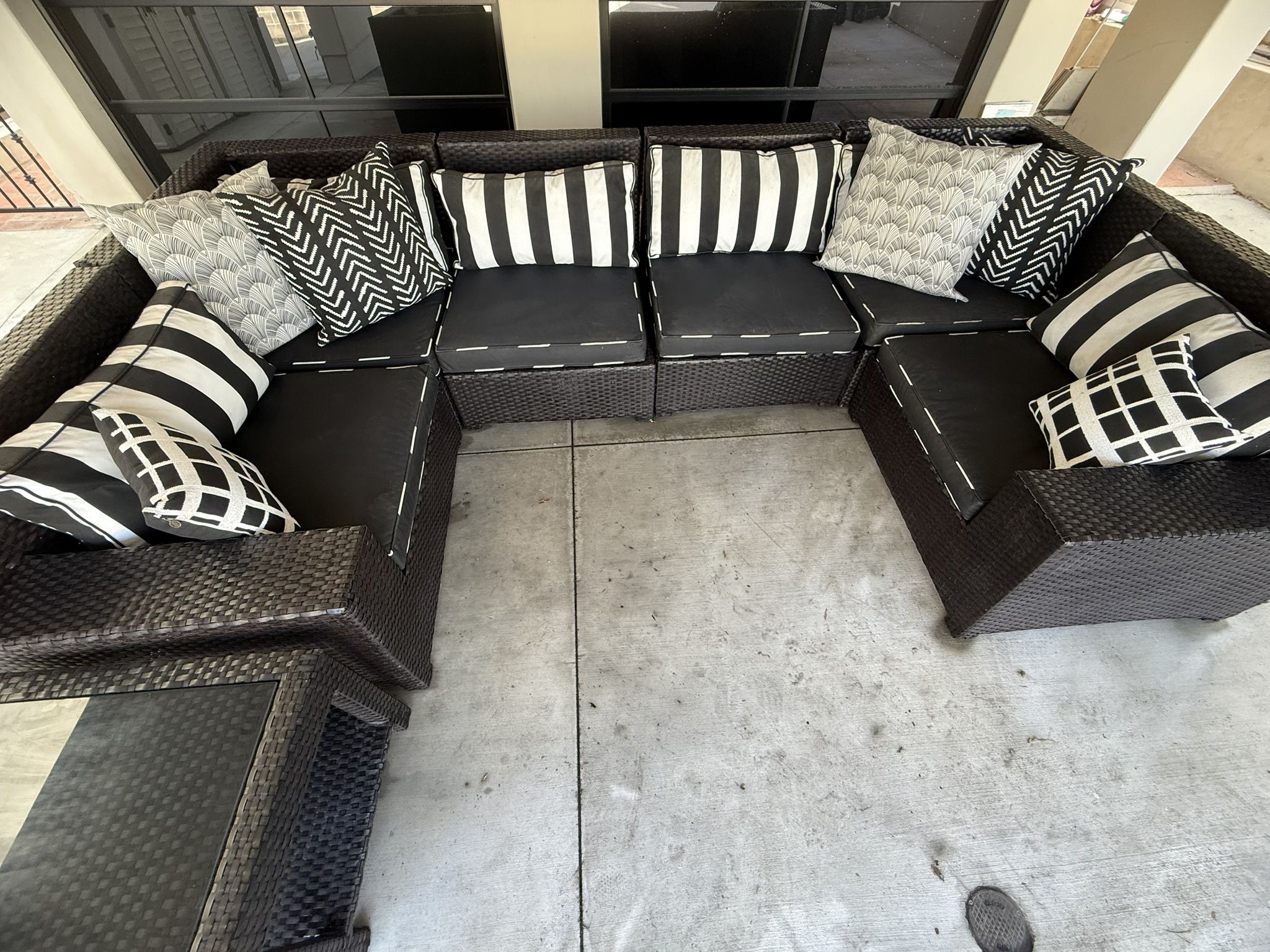 Frontgate 6 Piece Wicker Modular Outdoor Sectional & Side Table